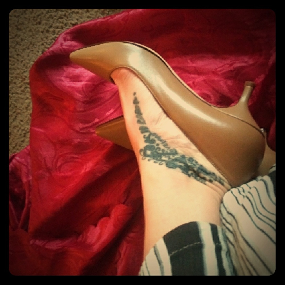 Low pointy heels. Tan